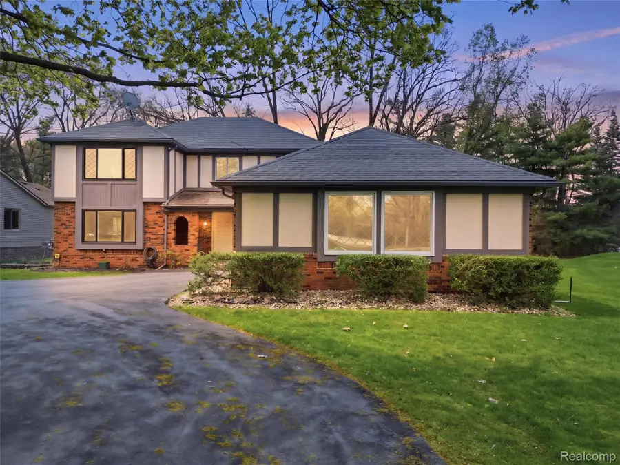 5800 Naneva Court, West Bloomfield, MI 48322 - #2