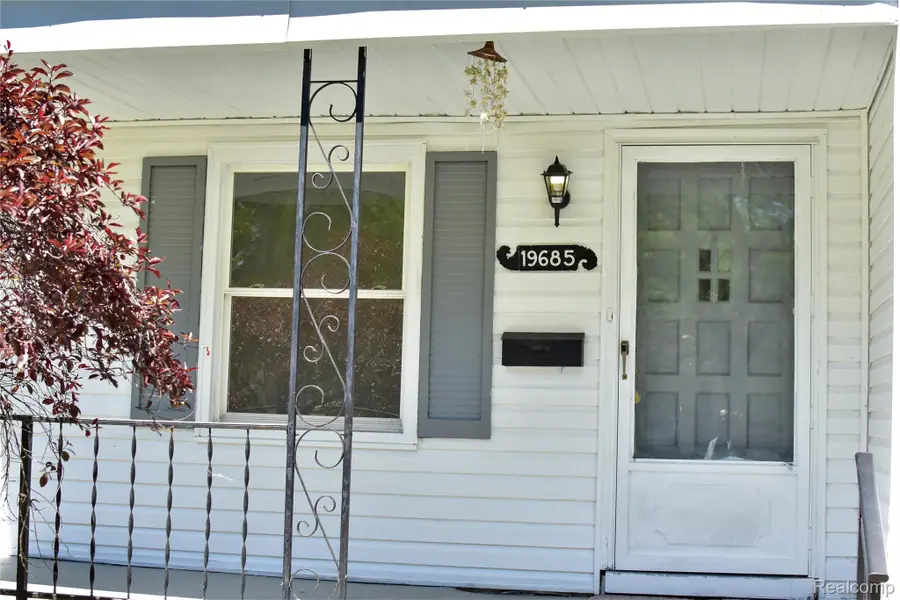 19685 Washtenaw Street, Harper Woods, MI 48225 - #3