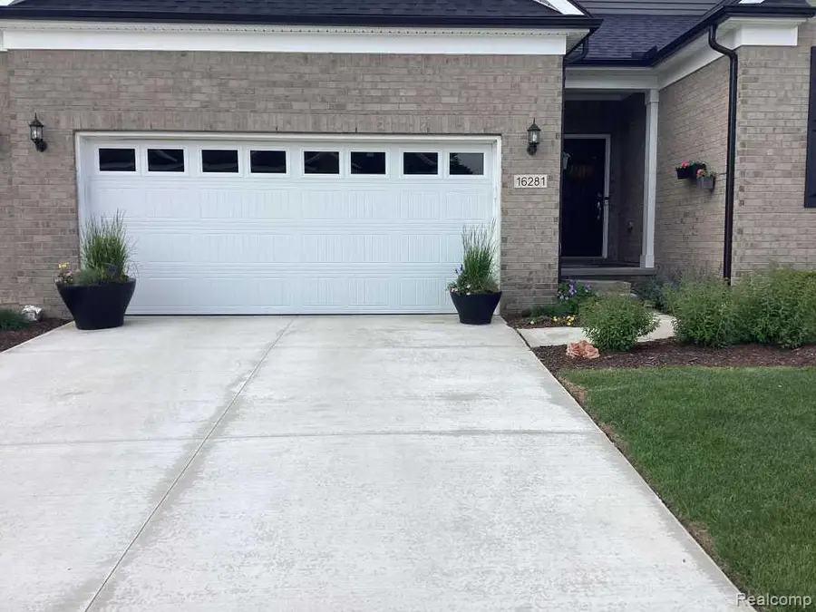 16281 Conifer Lane, Clinton, MI 48038 - #2