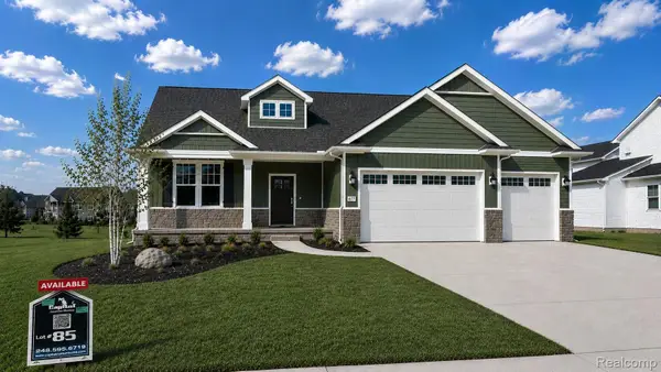 677 Round Rock Dr, Howell, MI 48843