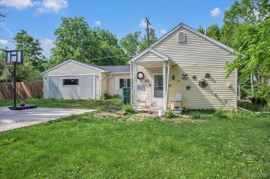 394 S Elm Street, Lapeer, MI 48446 - #3