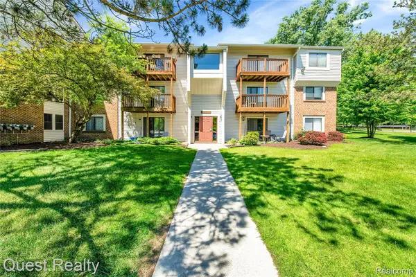 30028 W 12 Mile Road #27, FarmingtonHills, MI 48334