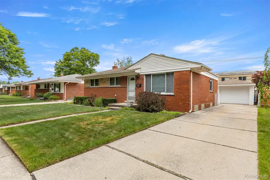 27240 W Pleasant Ridge Street, Dearborn Heights, MI 48127 - #2