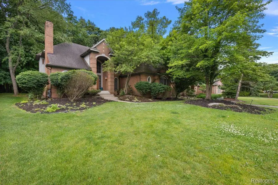 6403 W Oaks Drive, West Bloomfield, MI 48324 - #2