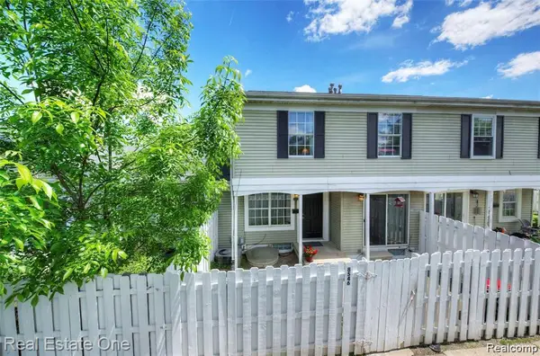 8542 Spinnaker Way, Ypsilanti, MI 48197