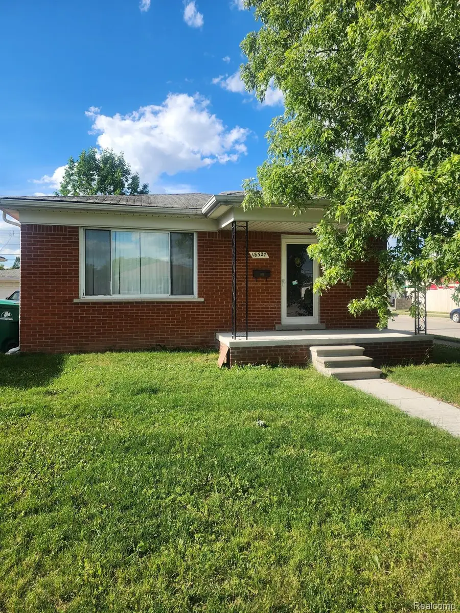 18327 Holland Avenue, Eastpointe, MI 48021 - #2