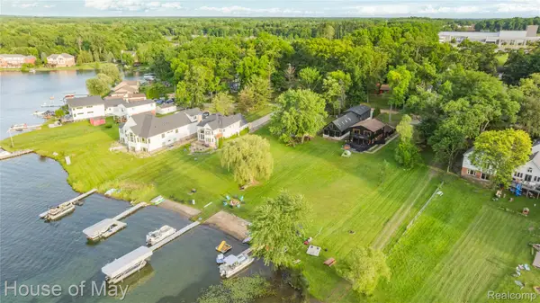 10890 Hillway Drive, WhiteLake, MI 48386