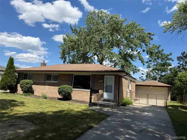 32246 Oakview Drive, Warren, MI 48092