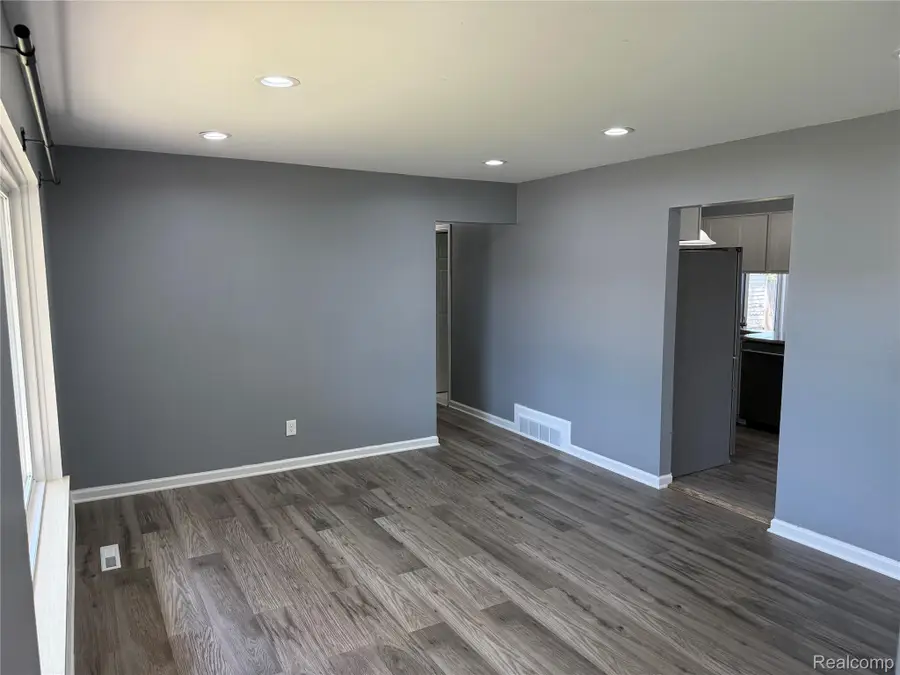 32246 Oakview Drive, Warren, MI 48092 - #2