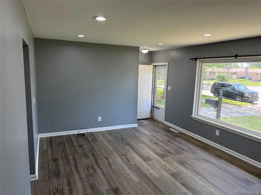 32246 Oakview Drive, Warren, MI 48092 - #3