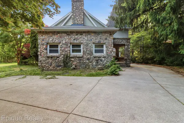 21085 Metroview Road, Farmington, MI 48335