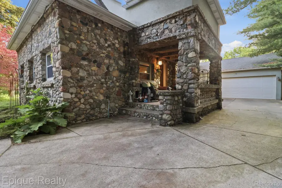 21085 Metroview Road, Farmington, MI 48335 - #3