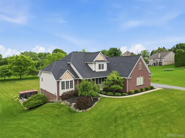 1232 Thorn Ridge Drive, Howell, MI 48843
