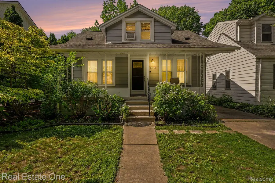 2073 Roslyn Road, Grosse Pointe Woods, MI 48236 - #3