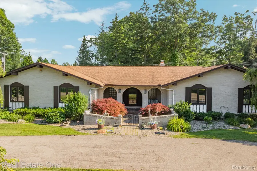 3133 Hartslock Woods Drive, West Bloomfield, MI 48322 - #2