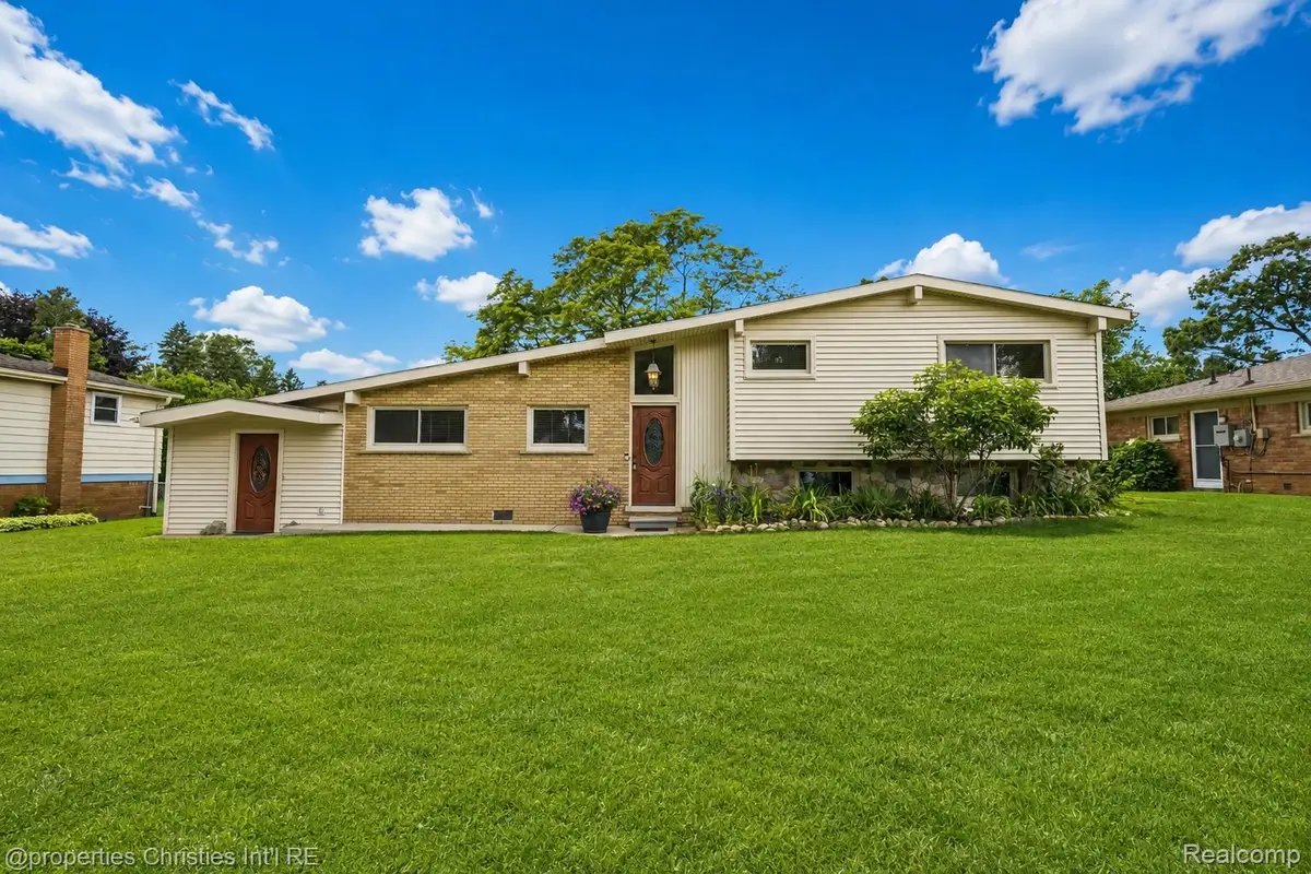 1318 S Williams Lake Road, White Lake, MI 48386 - #1