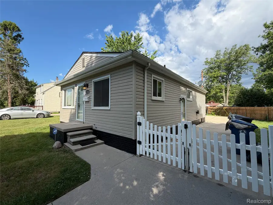 26202 Southwestern Highway, Redford, MI 48239 - #2