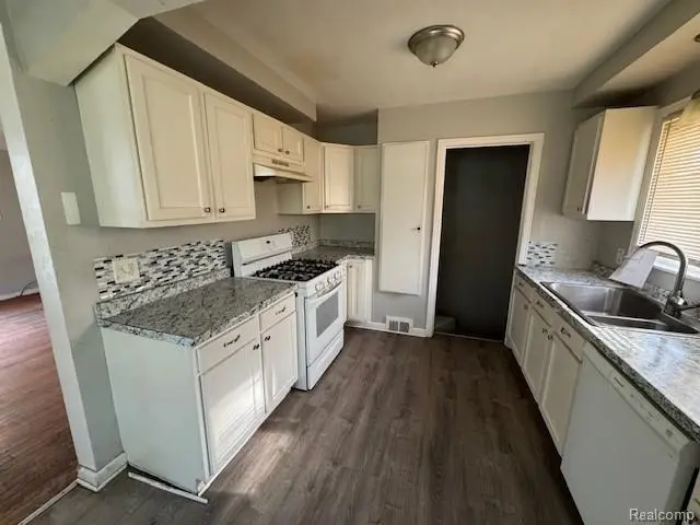 22641 Pembroke Avenue, Detroit, MI 48219 - #2