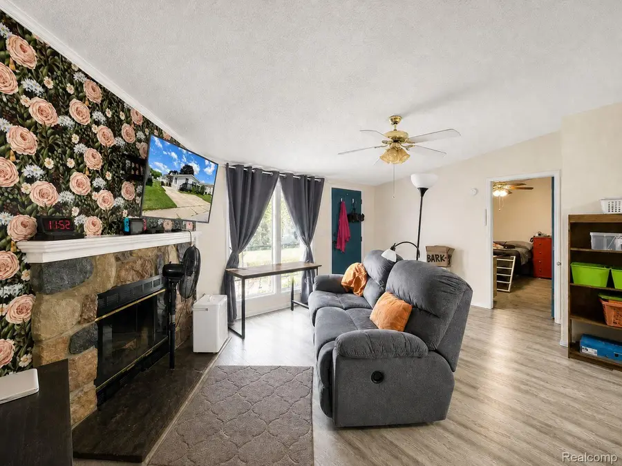 90 Menlo Park Drive, Belleville, MI 48111 - #2