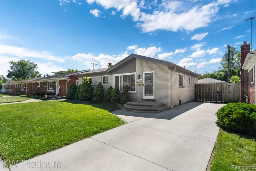 24545 Raven Avenue, Eastpointe, MI 48021 - #2