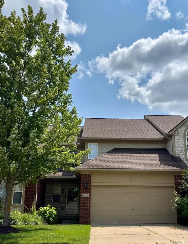 1012 Paddock Lane, SouthLyon, MI 48178