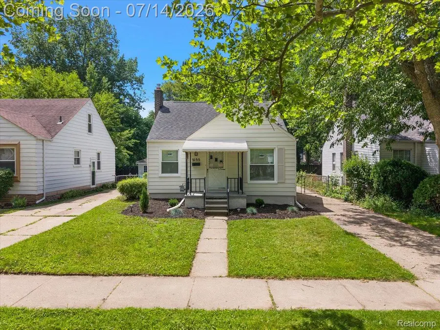 2155 E 8 Mile Road, Grosse Pointe Woods, MI 48236 - #2