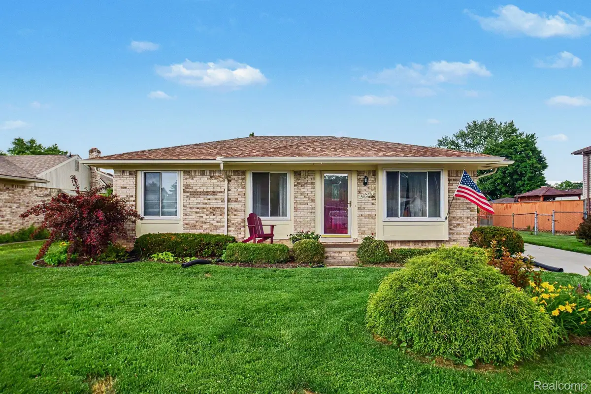40518 William Drive, Clinton, MI 48038 - #1