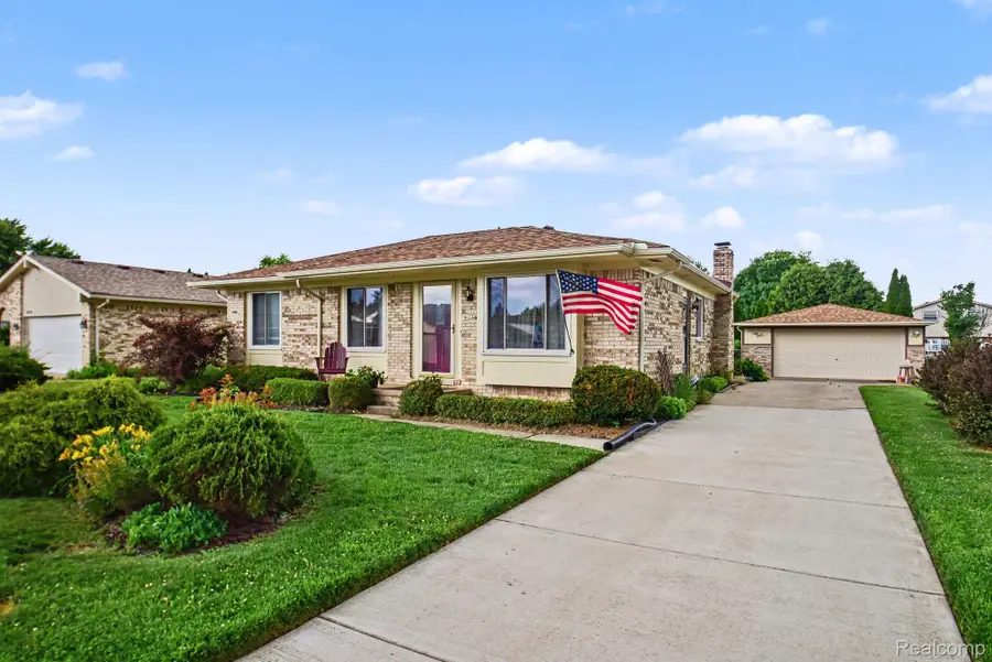 40518 William Drive, Clinton, MI 48038 - #2