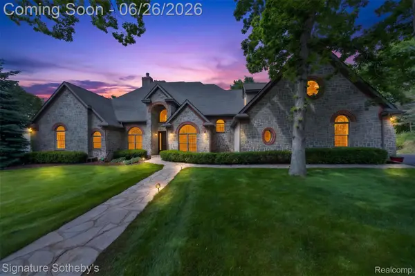900 Hill Hollow Lane, Milford, MI 48381