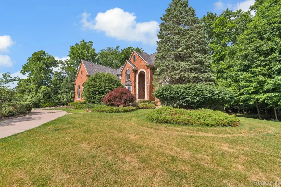 7061 Trailway Court, West Bloomfield, MI 48322 - #2