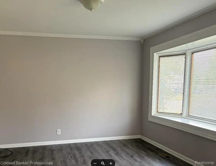 142 E Dallas Avenue E, Madison Heights, MI 48071 - #3