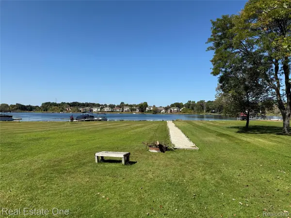 2910 Loon Drive, Wixom, MI 48393