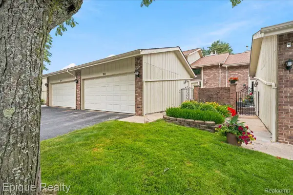26 Kirks Court, RochesterHills, MI 48309