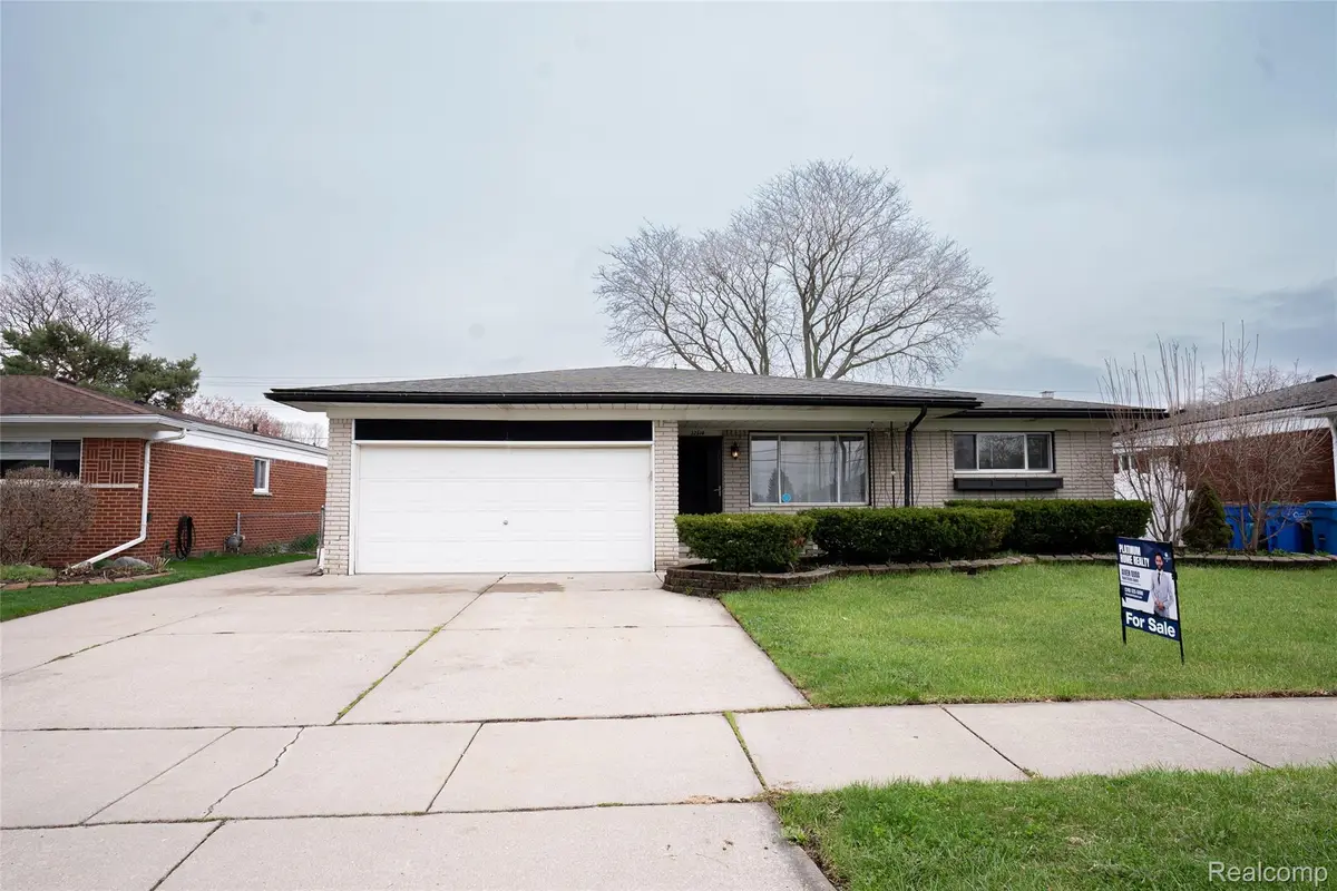 32514 Gainsborough Drive, Warren, MI 48088 - #1