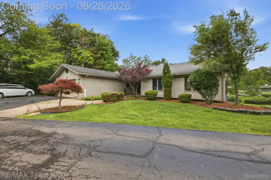 23511 Cliffview Court, Farmington, MI 48336 - #2