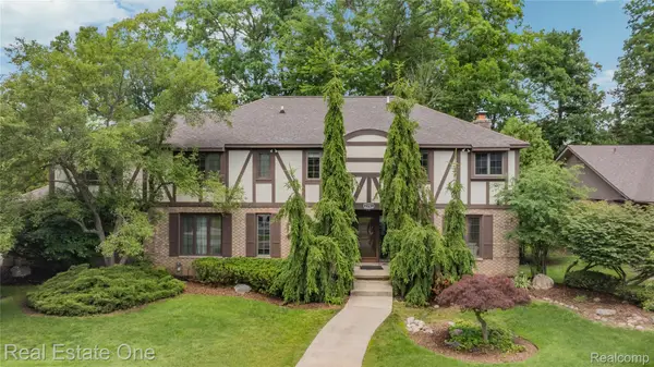 2250 Bloomfield Woods Court, WestBloomfield, MI 48323