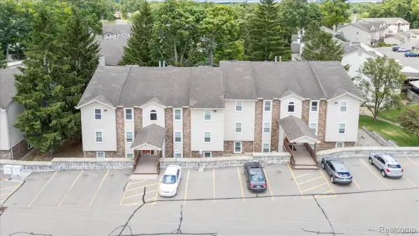 5060 Harbor Oak Drive #49, Waterford, MI 48329