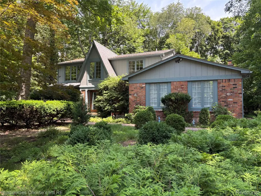 393 Eckford Circle, Troy, MI 48085 - #2