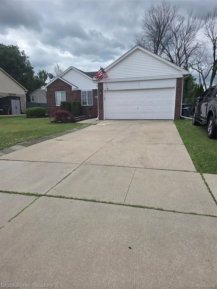 32010 N Oakcrest Drive E, Chesterfield, MI 48047 - #3