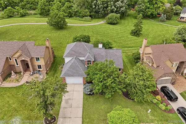 30785 Mystic Forest Drive, Farmington, MI 48331