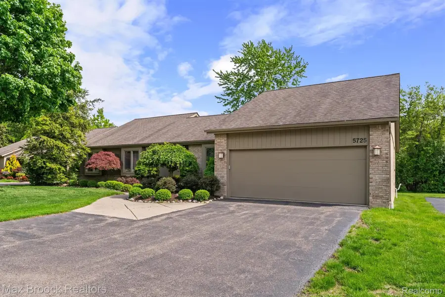 5725 Ridgewood Road, West Bloomfield, MI 48322 - #3