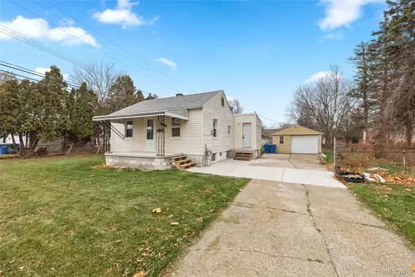 21118 Wellington Avenue E, Warren, MI 48089