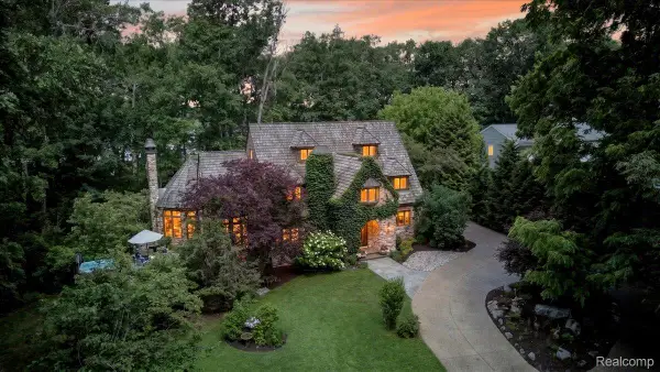 29498 E River Road, GrosseIle, MI 48138