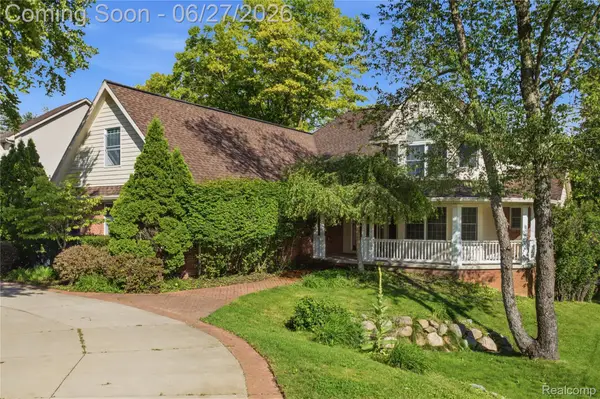 9015 Huron Bluffs Drive, WhiteLake, MI 48386