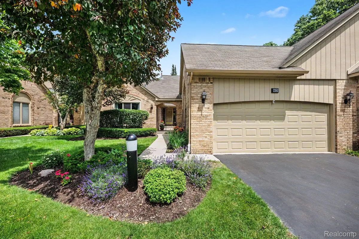 2202 Elm Circle, Shelby, MI 48316 - #1