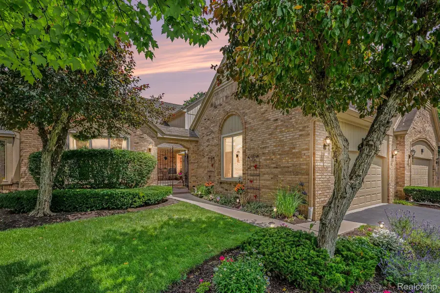 2202 Elm Circle, Shelby, MI 48316 - #2