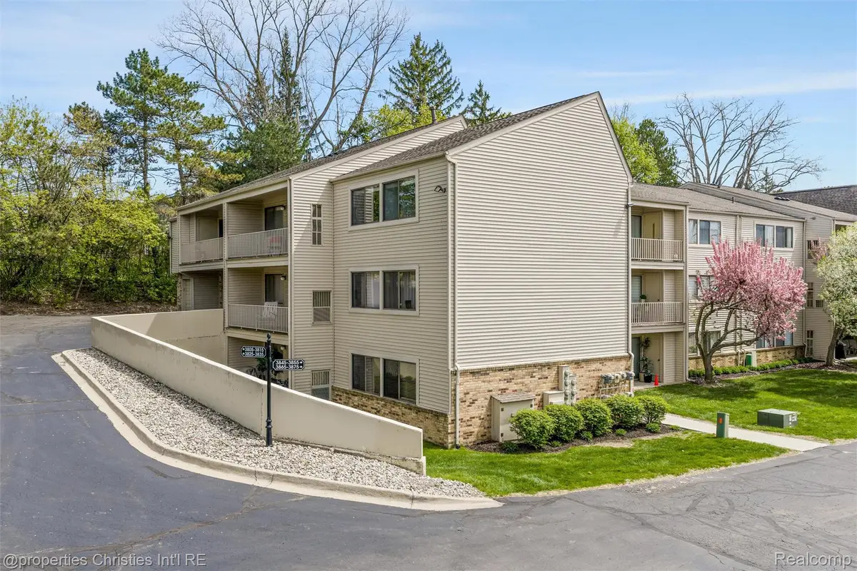 3805 S Lone Pine Rd Road #300, West Bloomfield, MI 48323 - #1