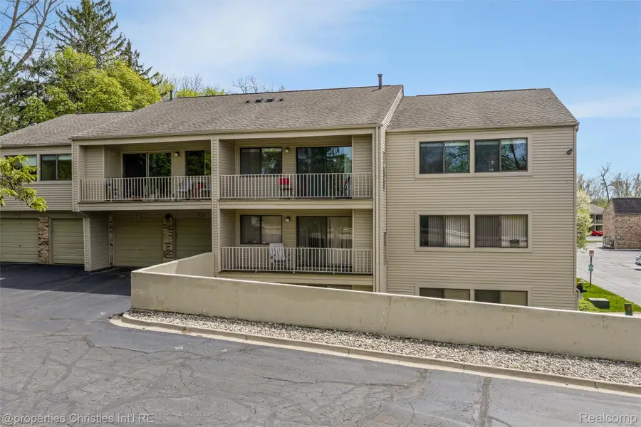 3805 S Lone Pine Rd Road #300, West Bloomfield, MI 48323 - #2