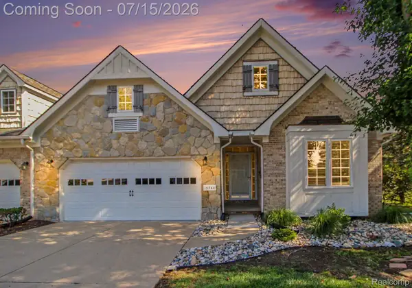 15744 Hunters Grove, Livonia, MI 48154