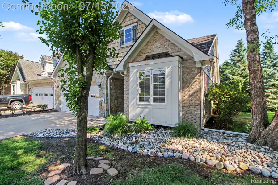 15744 Hunters Grove, Livonia, MI 48154 - #2